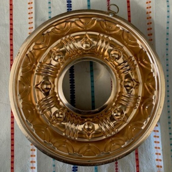 Vintage Round Copper Ring Mold with hanger - Jello or Molded Salads - 1960s - Picture 4 of 6